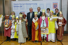 Naumburger Sternsinger zu Besuch beim Hessischen Ministerpräsidenten Volker Bouffier (Foto: Karl-Franz Thiede)